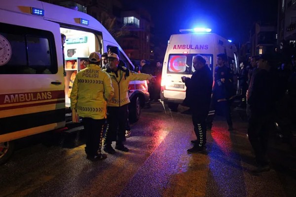 Aydın'da feci kaza: 7 kişi araçta sıkıştı!